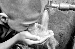 PSH04 PESHAWAR (PAKISTAN), 22.03.08.- Un niño bebe agua en un grifo comunitario en Peshawar, Pakistán, hoy sábado 22 de marzo, jornada en la que se celebra el Día Mundial del Agua. EFE/Arshad Arbab